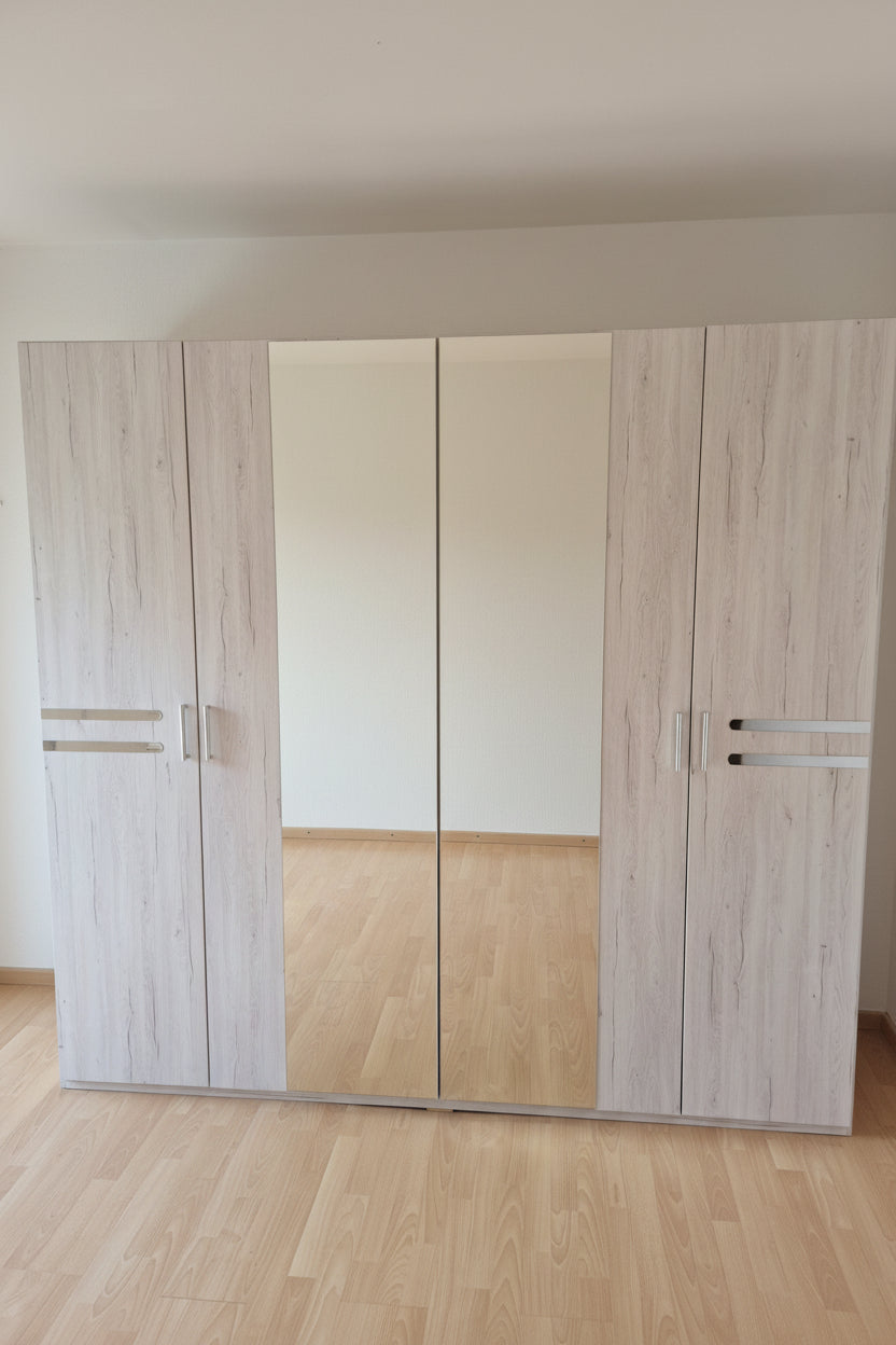 Kleerkast 4 deurs/ garderobe 4 portes