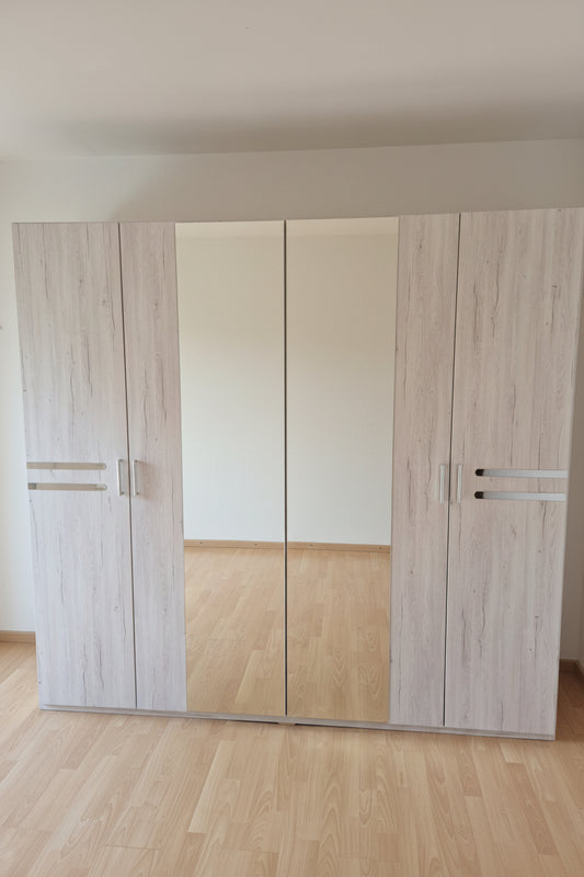 Kleerkast 4 deurs/ garderobe 4 portes